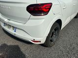 une voiture blanche garée sur le bord de la route