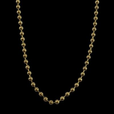 un collier en or avec une chaîne à maillons ronds sur fond noir
