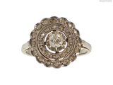 une image d'une bague en diamant sur fond blanc