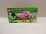 La boîte du kit Lego Minecraft est ouverte et prête à l'emploi.