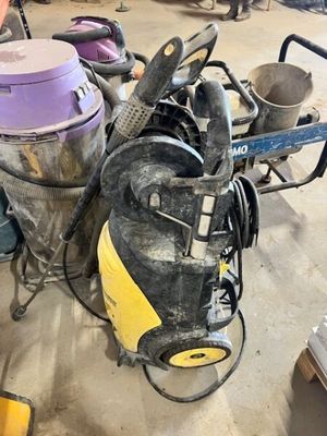 une photo d'une pièce où se trouvent un aspirateur et d'autres objets