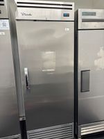 Une armoire négative inox une porte TRUE