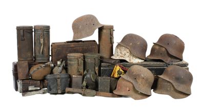 un tas de vieux objets militaires posés sur une surface blanche