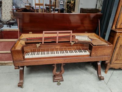 un piano posé au milieu d'une pièce