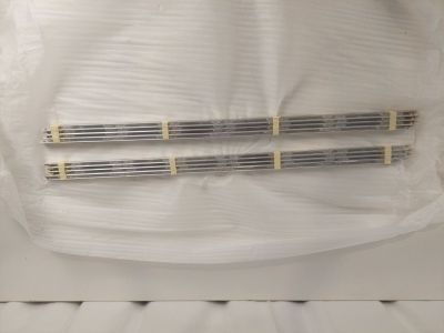 trois tiges métalliques dans un sac en plastique posé sur une surface blanche