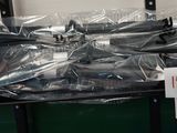 de nombreux sacs posés sur une table
