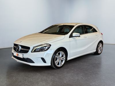 une Mercedes Classe B blanche garée dans une pièce blanche