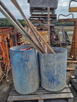 deux pots bleus contenant des bâtons, posés sur une palette