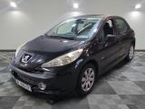 la photo d'une voiture noire garée dans un garage