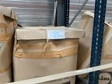 une grande quantité de cartons sur une étagère dans un entrepôt