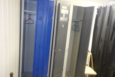 une douche bleue dans un coin d'une petite pièce