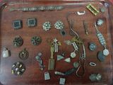 un plateau en bois sur lequel sont disposés de nombreux objets divers