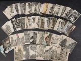 un grand nombre de cartes postales anciennes qui se trouvent sur la table
