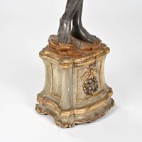 Porte-torchère en bois doré argenté et laqué à décor d'un Ma… (photo 3)