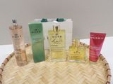 un panier contenant de nombreux parfums différents