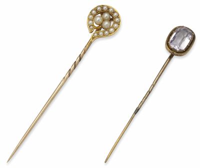 deux épingles à cheveux en or et perles, ornées de perles