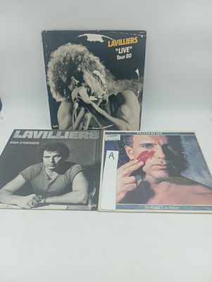 trois vinyles représentant un homme avec une cigarette et une femme avec une cigarette