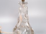 une petite bouteille en verre contenant une fleur