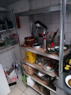 une cuisine dont les étagères regorgent de provisions