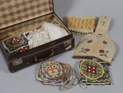 Lot d'ornements religieux comprenant notamment des broderies…