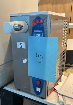 une machine posée sur un comptoir