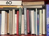 plusieurs livres qui se trouvent ensemble sur une étagère