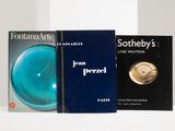 trois livres posés sur une étagère blanche, avec un bol bleu et une pièce d'or