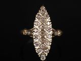 une bague en or et diamants sur une surface noire