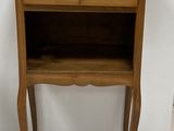 une petite table en bois avec un tiroir