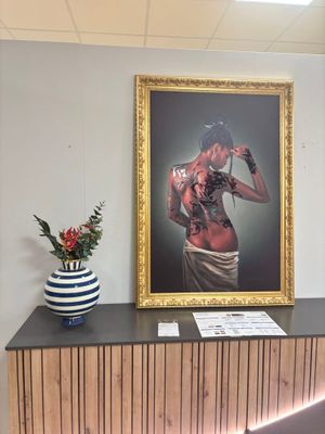 Encadrement imprimé « femme de dos » et gros vase boule en c… - Photo 1