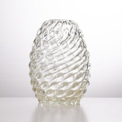 un vase en verre posé sur une table