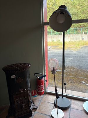 une lampe posée sur une table près d'une fenêtre