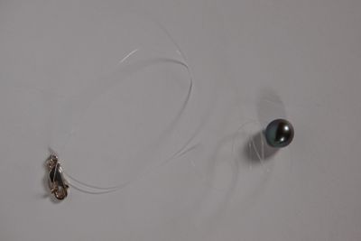 COLLIER en fil transparent orné d'une perle de Tahiti de for…