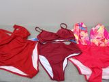 trois maillots de bain pour femmes sont alignés sur un lit