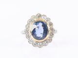 une photo d'une bague sertie d'un saphir bleu et de diamants