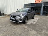 une voiture grise garée devant un bâtiment dans un parking