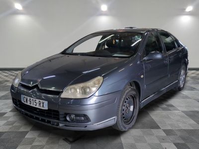 la photo d'une voiture garée dans un garage