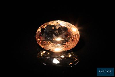 gros plan d'un diamant sur une surface noire