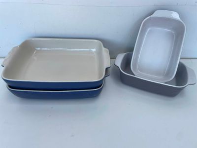 deux casseroles posées l'une à côté de l'autre sur un plan de travail