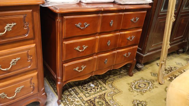 Commode de style Louis XV finition merisier ouvrant à 3 tiroirs, ...