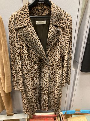 une photo d'un manteau à imprimé léopard exposé dans un magasin