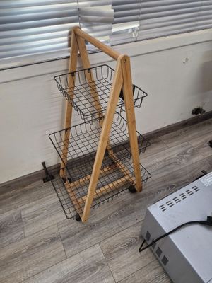 une photo d'une pièce avec une télévision et un meuble à étagères