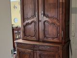 un grand meuble en bois dans le coin d'une pièce