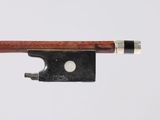 gros plan d'un archet de violon sur fond blanc