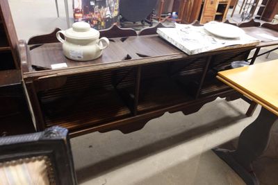 une table sur laquelle est posée une théière