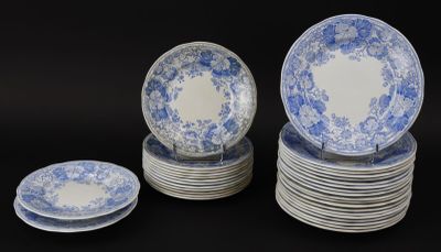 une grande quantité d'assiettes bleues et blanches empilées les unes sur les autres