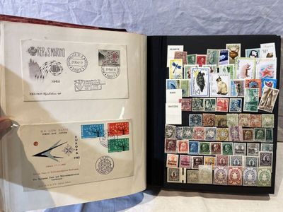 une personne tenant un livre sur lequel figurent des timbres et des cachets