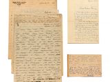 un tas de vieux papiers et un morceau de papier posé sur une surface blanche