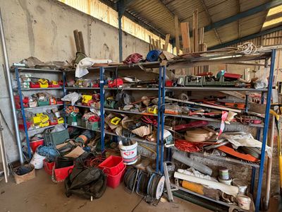un garage rempli d'une multitude d'outils et de matériel