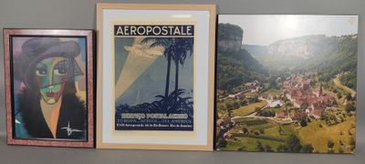 trois affiches encadrées accrochées au mur d'une pièce